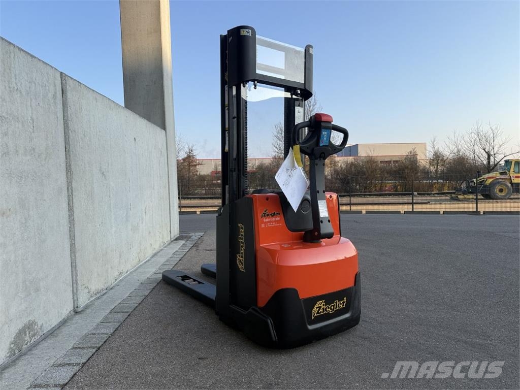 Toyota SWE100 Pedestrian stacker