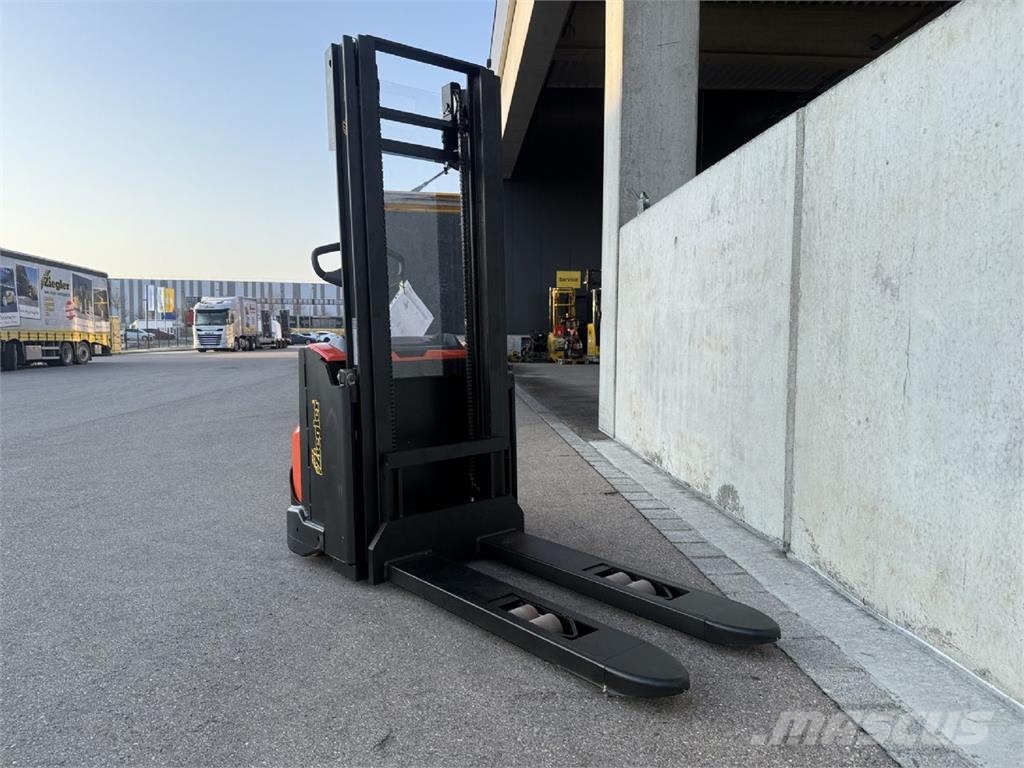Toyota SWE100 Pedestrian stacker