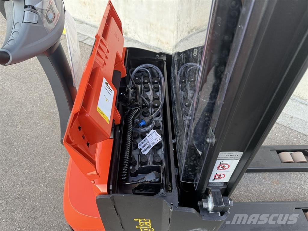 Toyota SWE100 Pedestrian stacker