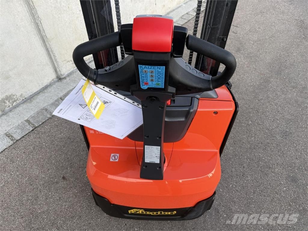 Toyota SWE100 Pedestrian stacker