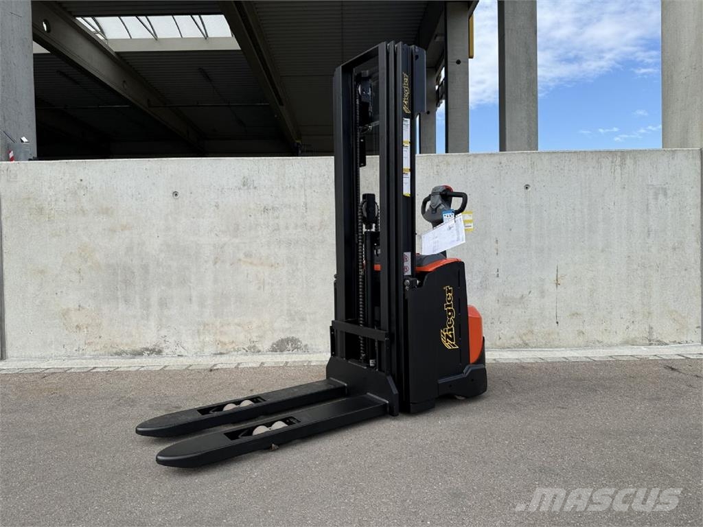Toyota SWE120 Pedestrian stacker