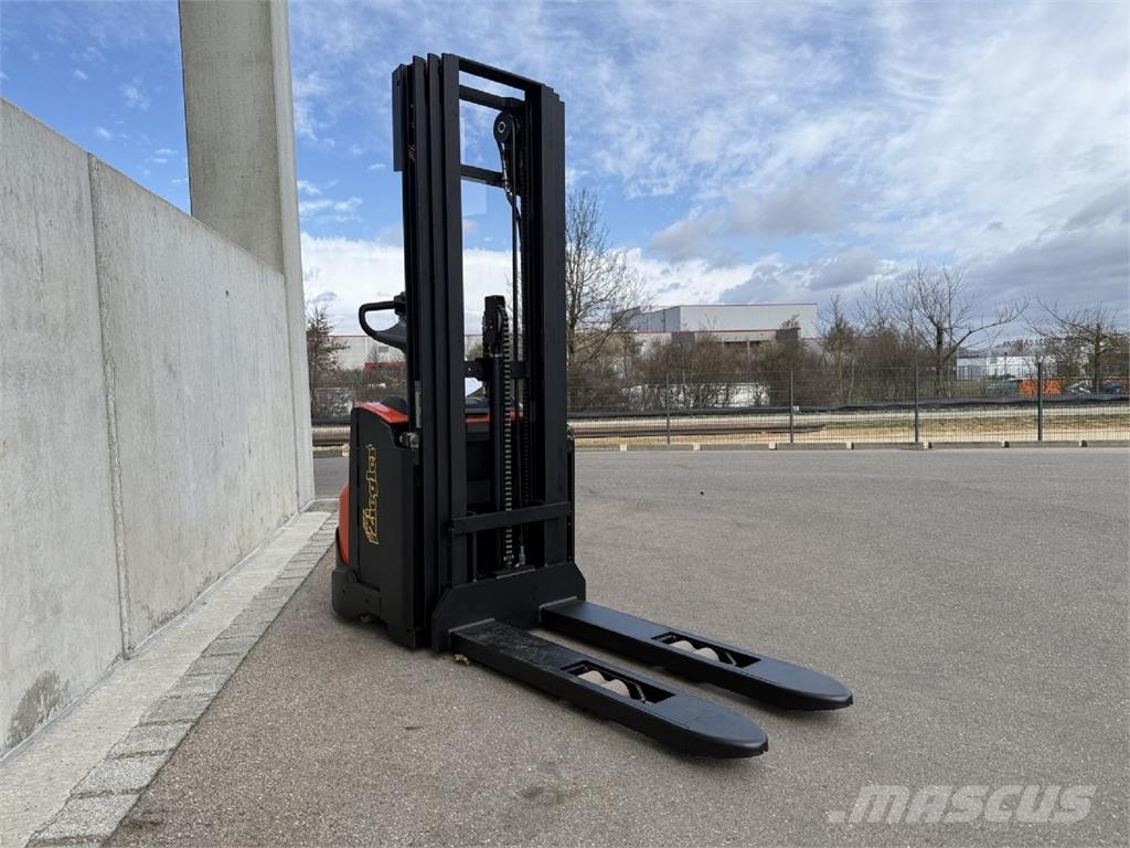 Toyota SWE120 Pedestrian stacker