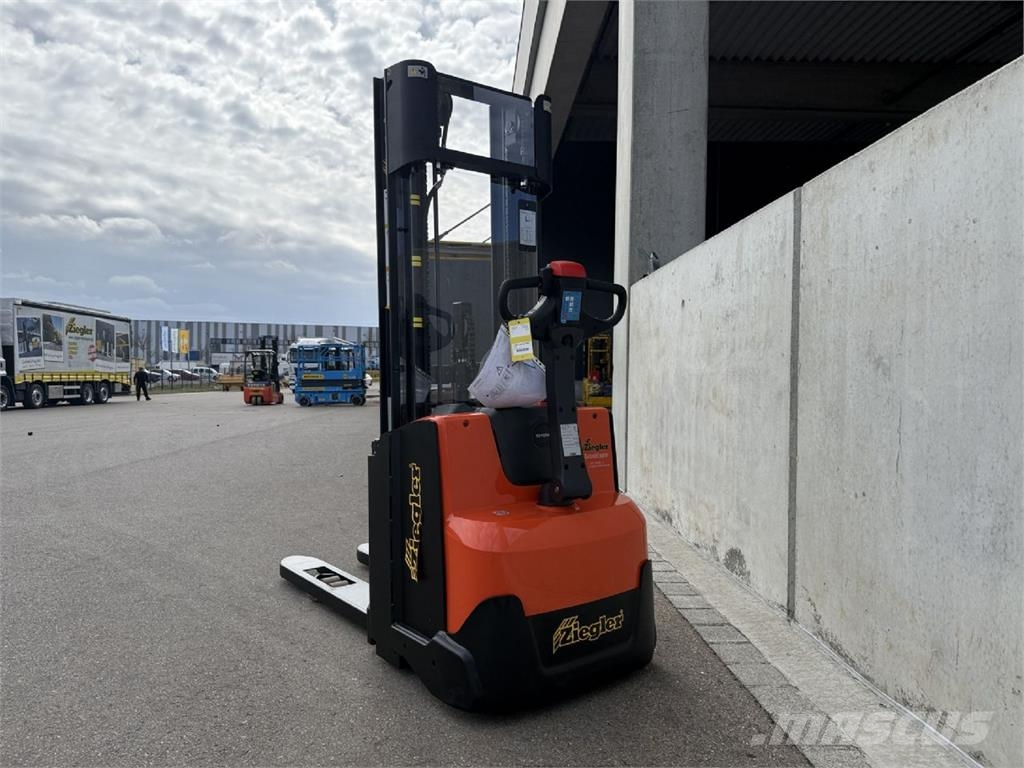 Toyota SWE120 Pedestrian stacker