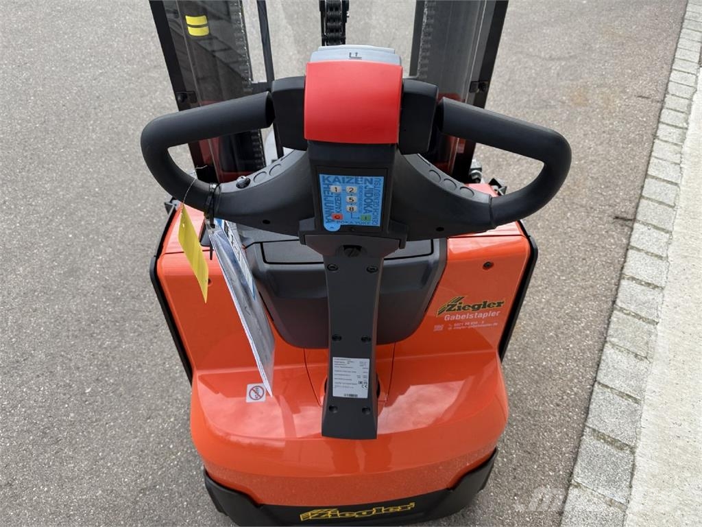 Toyota SWE120 Pedestrian stacker