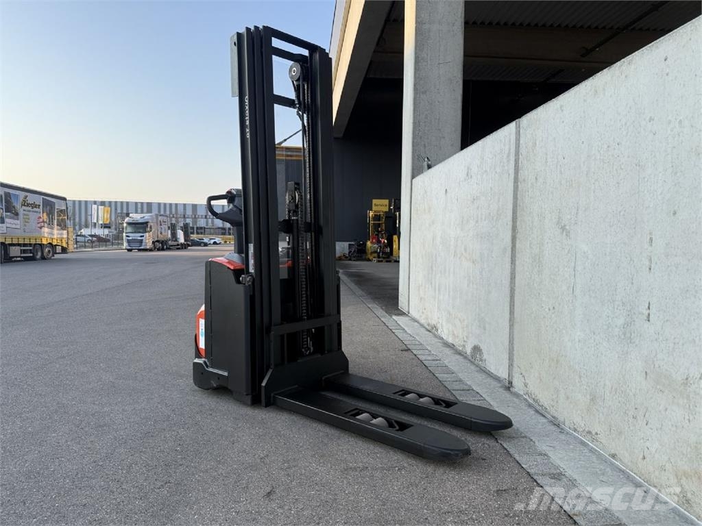 Toyota SWE120 Pedestrian stacker