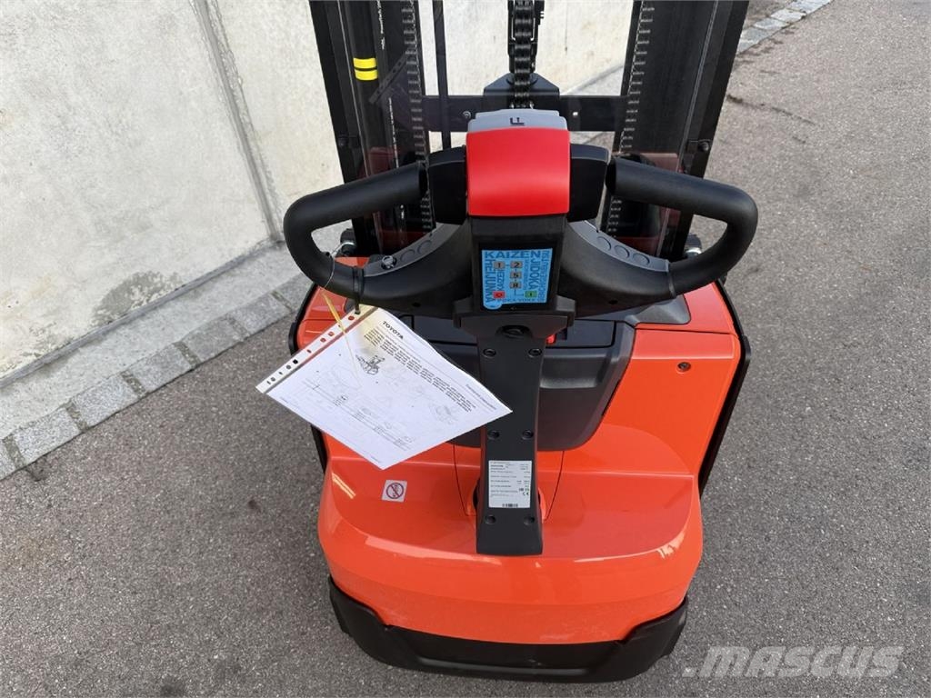 Toyota SWE120 Pedestrian stacker
