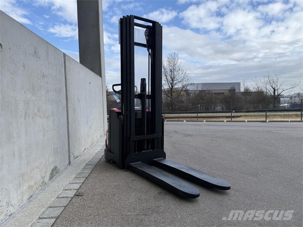 Toyota SWE120 Pedestrian stacker