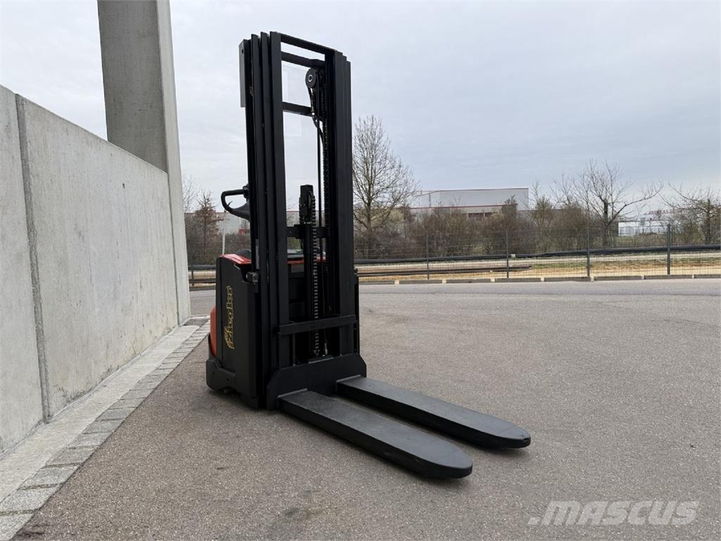 Toyota SWE120 Pedestrian stacker