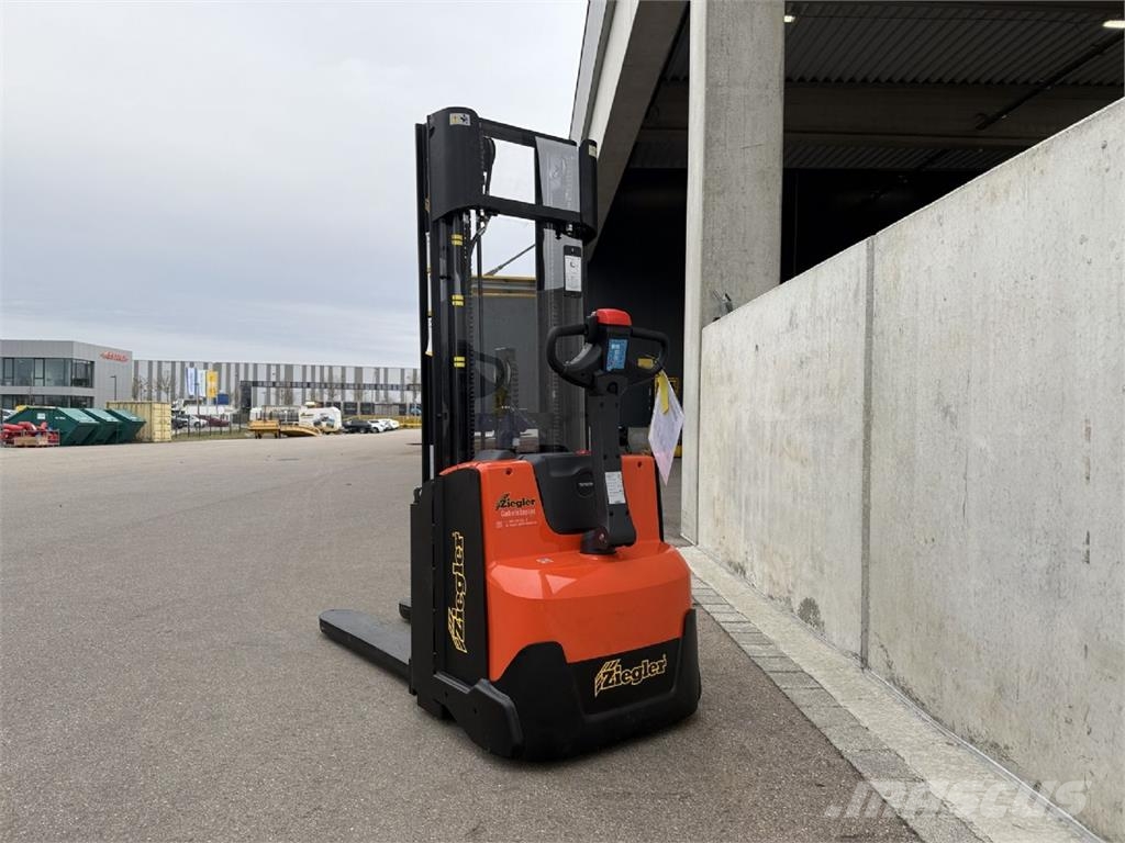 Toyota SWE120 Pedestrian stacker