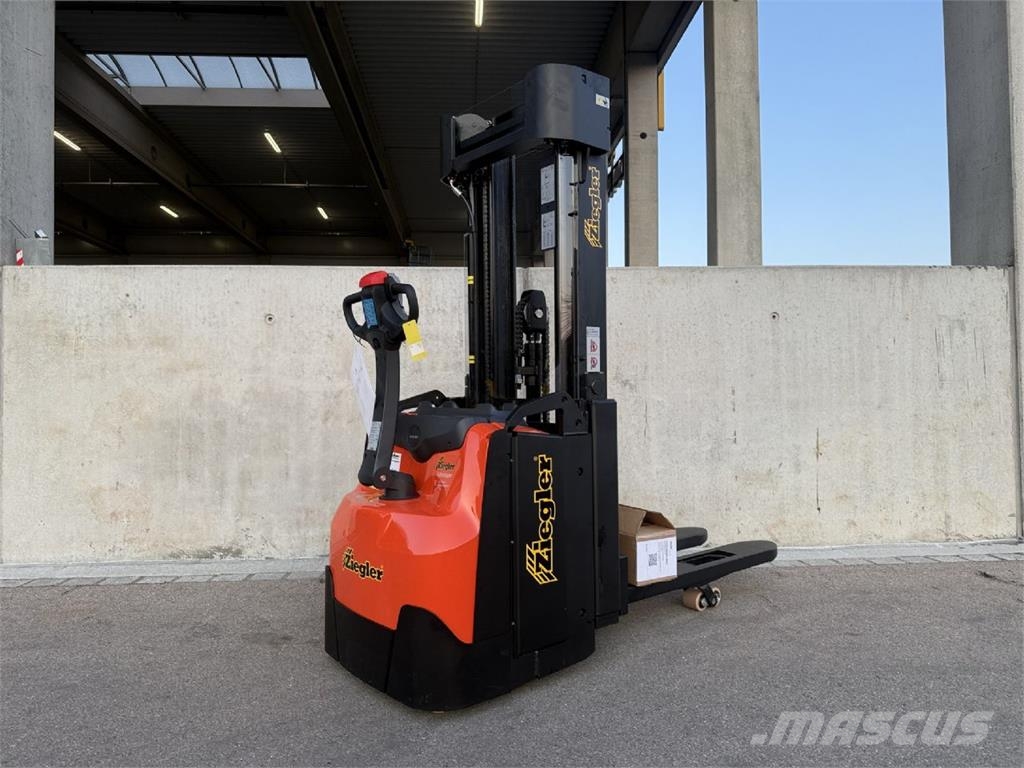 Toyota SWE160L Pedestrian stacker