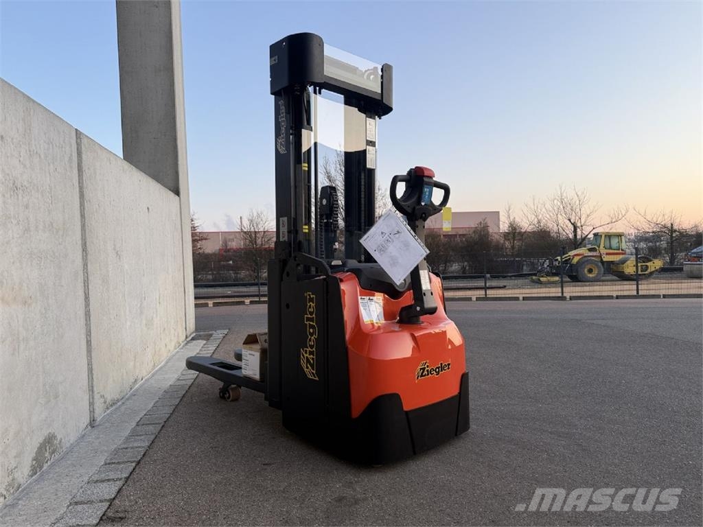 Toyota SWE160L Pedestrian stacker