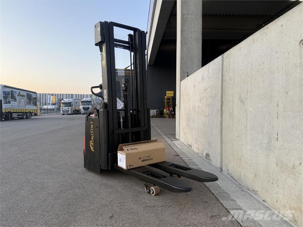 Toyota SWE160L Pedestrian stacker