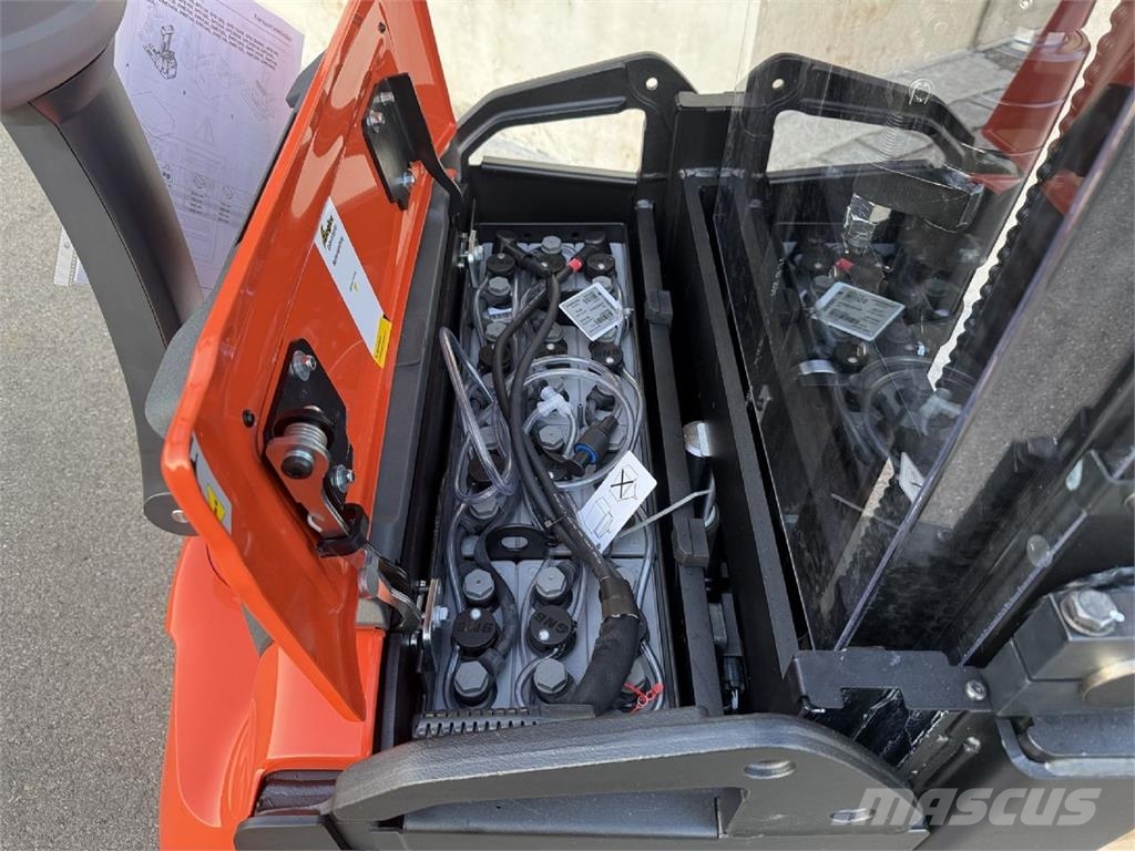 Toyota SWE160L Pedestrian stacker