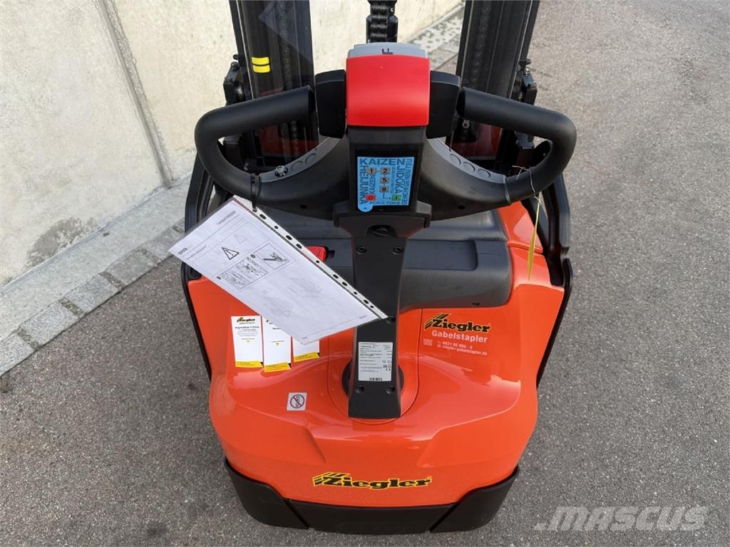 Toyota SWE160L Pedestrian stacker